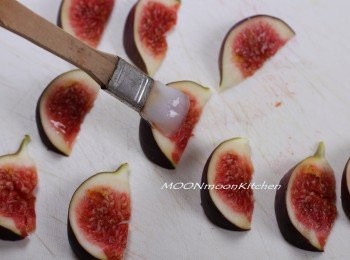 step10: 無花果切成細件，掃上果膠。