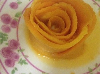 step3: 水仙芒去皮開兩邊，然後製作成芒果花。
(詳細步驟可參考BLOG)