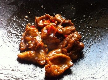 step5: 倒入炸好的肉片和辣椒片，熄火，炒翻即可。