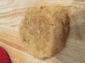 step4: 用手壓扁糯米團，均勻沾上黃豆粉，