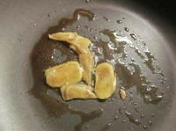 step3: 煮蔾麥的同時先來炒麻油雞. 倒1大匙的黑麻油以小火爆香薑片