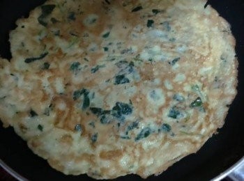 step8: 反轉煎另外一面至熟即可，再重複煎的動作煎至粉漿用完