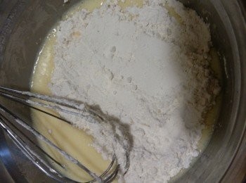 step2: 再加入牛奶拌匀后加菜油拌匀。自發粉过篩，加入1的糊搅拌均匀。