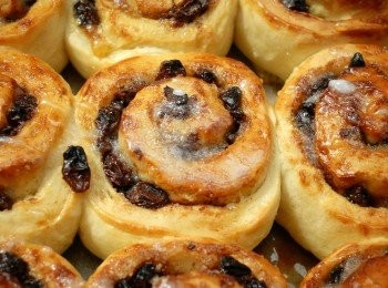 step11: 在小鍋內，將50克白細砂糖及四大匙水拌勻，用中火煮至糖溶化及成糖漿（仍然是透明的），然後淋在肉桂卷上（可省略此步驟）