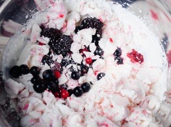 step4: 將水果，蛋白脆餅及已打發的淡忌廉在大碗內拌勻