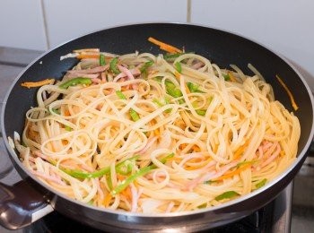 step5: 意粉煮夠時間後，先留下 2 湯匙煮意粉的水。把意粉隔水下鍋同炒。