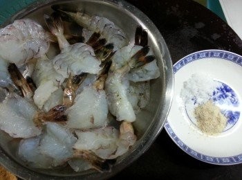 step2: 急凍蝦洗淨後抹乾水份,用醃蝦料醃15分鐘待用