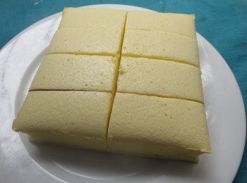 step4: 倒入搽了薄薄一層油的蛋糕模,让其静置10分钟 (这样蛋糕做出来就更细腻)