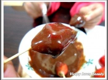 step4: 步驟4> 之後再將沾有巧克力的草莓放入冰箱冷藏玈巧克力冰鎮一下才能脆化。