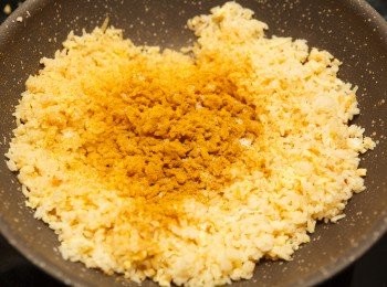 step6: 等飯炒開後加入咖哩粉、鹽巴炒香。