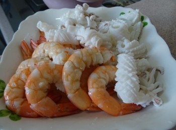 step1: -蝦去頭， 拉出蝦腸，煮熟後過冷河,  去殼抹乾備用  /  魷魚 (切格仔花) , 用水煮熟，過冷河，隔水, 與蝦一同冷藏備用