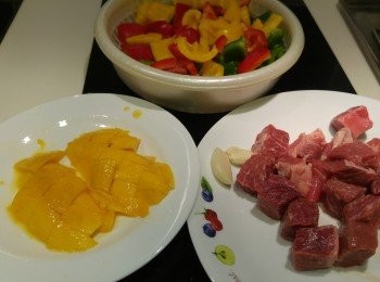 step1: 將芒果, 三色椒和牛肉切粒。