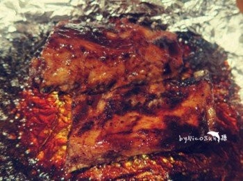 step8: 邊邊的醬汁用湯匙淋上肋排