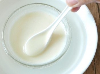 step3: 以熱水隔著容器，攪拌至魚膠粉和糖溶化。