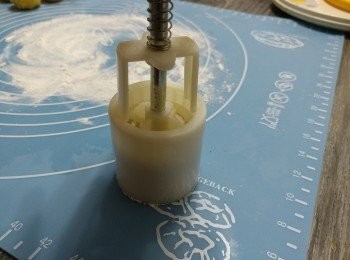 step20: 放入摸中按壓， 脫模便完成