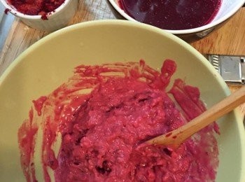 step4: 粉類拌勻液體，加入蔬果渣，用叉輕輕拌勻所以材料成糊 ，不要過份攪拌 ，似豆腐渣黏稠就停手。