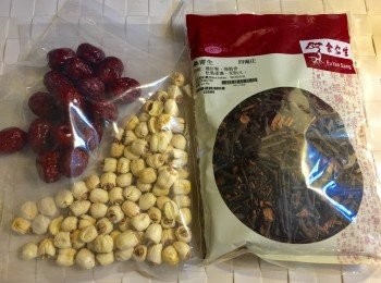 step1: 桑寄生 、蓮子、紅棗用水沖洗乾淨，蓮子和紅棗去芯，蛋烚好備用；