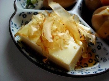 step8: 【柴魚片桂冠芙蓉豆腐】 把剩下桂冠芙蓉豆腐灑上柴魚片淋上所附的醬汁即可