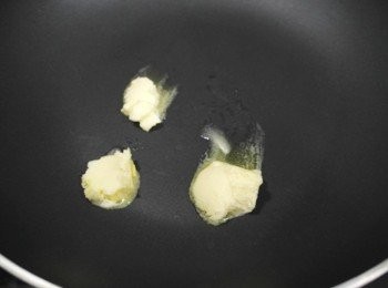 step3: 平底鍋中放入奶油小火加熱~~