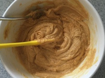 step1: 預熱焗爐190度。
牛油、花生醬、砂糖用機或手打起，然後加入雞蛋攪滑。