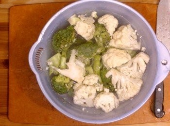 step8: 西蘭花、椰菜花先切開小塊，用鹽水浸半小時後瀝乾