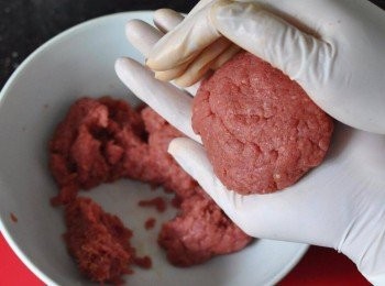 step3: 壓成圓形肉餅