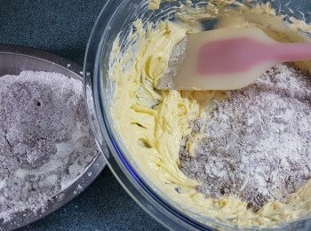 step10: 再將所有粉類分兩次加入牛油內,用膠刮輕手拌勻(必須要分兩次加入,作用是不會攪拌太長時間令麵粉易出現起筋,影響花紋焗完不清晣)