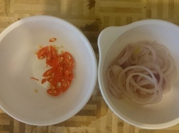 step1: 花甲用鹽水略浸，洗淨瀝水備用；乾蔥、辣椒切絲備用