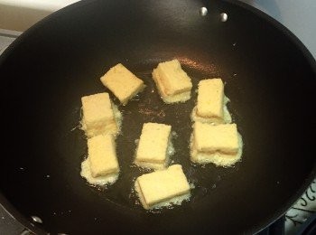 step3: 完成步驟2，便放進已燒熱的鍋內炸到變金黃色即可。上碟後可在方塊粒上加一片牛油及適量糖漿。