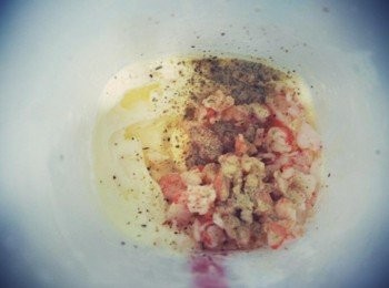 step3: 接著把鮮奶油打發硬挺加入檸檬汁.蝦子細丁肉. 鹽.胡椒粉.孜然粉混和均勻^^ 不要一下加太多可以慢慢斟酌調味喔!!!