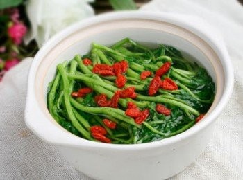 step1: 排骨飛水後，加水加料酒滾開後轉小火煲40分鐘左右，下蜜棗，西洋菜洗淨大的用手掰扯短，整條也行，放入湯中，再滾又轉小火十幾二十分鐘放一茶勺鹽就好了。(廣東人通常用文火燉上兩三小時，直至莖葉全部軟爛。但我覺得煲煮時間過長，營養流失太多，所以我通常不燉那麼長時間）