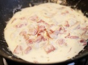 step5: 煮到湯汁變濃稠，這時候面也煮好了，把麵直接放入湯汁中，攪拌均勻，加鹽關火出鍋盛盤