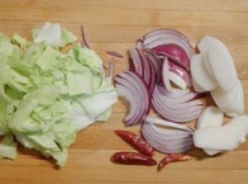 step5: 將圓白菜切塊，洋蔥切絲，然後將圓白菜、洋蔥、年糕、蔥、乾辣椒放入鍋中，大火燒開，可以嚐一下鹹淡，再根據自己的口味酌情加鹽，再轉小火煮10分鐘左右即可。