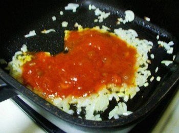 step4: 4.接著加入蕃茄糊拌炒出香氣ˊ並添入酌量煮麵水和糖<span class="group_2">調味</span>