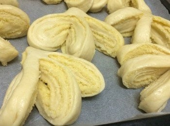 step14: 烤箱先預熱保溫狀態，關掉開關，將烤盤放烤箱內做最後發酵40分鐘