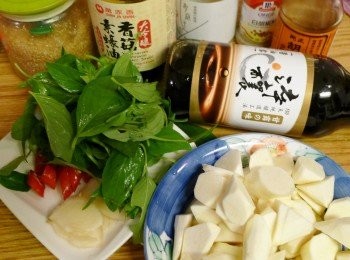 step2: 將茭白筍切成滾刀塊、薑、辣椒切片，九層塔葉洗淨備用，淬釀醬油露、香菇素蠔油、米酒備用