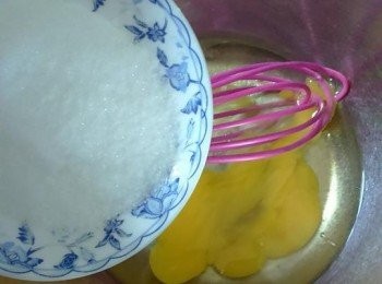 step2: 雞蛋加入砂糖，用手動攪拌器攪拌至砂糖融化