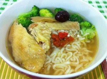 step4: 4 吃剩的藥膳醉雞，晚上還可以煮麵當宵夜呢！