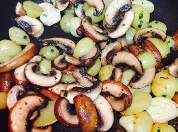 step3: 熱鑊放少許橄欖油，放蘑菇及鹽調味，蘑菇炒熟熄火。放入新薯、細蔥、黑松露醬及黑松露油拌匀即可。