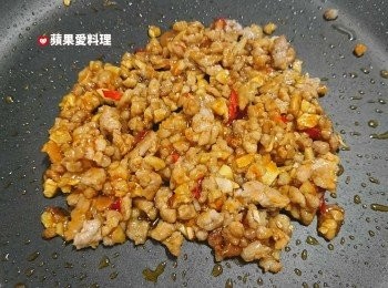 step4: 豬肉反白時，依序放入薑末（不去皮）、蒜末、辣椒末（去籽）、辣豆瓣醬拌炒。