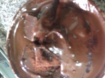 step2: 將黑朱古力片用熱水隔水座溶成朱古力漿，加入可可油脂、防潮可可粉及黑咖啡粉用棒攪勻推至順滑狀態