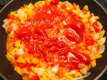 step3: 接著加入罐裝蕃茄拌炒。