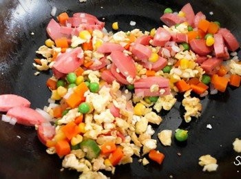 step5: 加入已汆燙好的三色菜和炒好的蛋碎