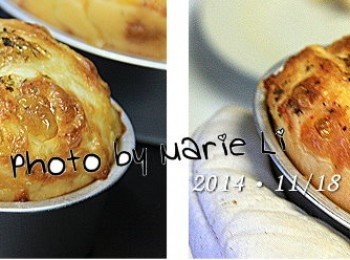 step6: 因為鋪了乳酪絲的關係
出爐的雞蛋糕看起來好美味

用果醬抹刀沿著模具邊緣畫一圈
其實還蠻容易脫模的
等待切開成品時一顆心七上八下
有沒有熟？好不好吃？
滿滿的問號都在心裡遊蕩跳躍