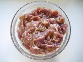 step1: 抓醃肉絲。