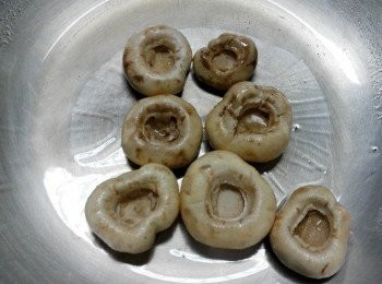 step2: 平底鍋燒熱油，放入蘑菇煎至金黃盛起。