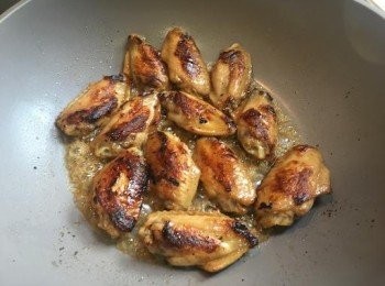 step2: 燒熱少許油，中火煎<a href="https://bit.ly/3zHU5V3" target="_blank" data-keyword="雞翼" class="guide-link"><strong>雞翼</strong></a> <span style="display:inline-block;vertical-align:middle;margin-top:-3px;color:initial;border-radius:3px;padding:2px 3px;font-size:12px;line-height:14px;background:#87d300;color:#fff;">即買</span> 至兩面金黃。