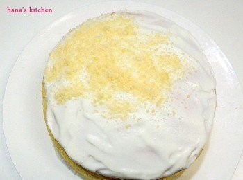 step12: 蛋糕烤完冷卻後冰在冰箱約5-6小時後就可在蛋糕上塗上鮮奶油.最後再撒上起司粉就完成.