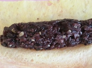 step5: 將糯米放入蛋皮上捲起~表面灑些海苔粉完成