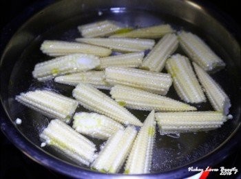 step3: 準備<span class="group_1">食材</span>份量外的清水，先將洗淨的蔬菜，以熱水汆燙的方式煮熟，瀝乾備用
再用汆燙蔬菜後的水來煮麵條至喜愛的口感後撈起，均勻的拌入香油後備用